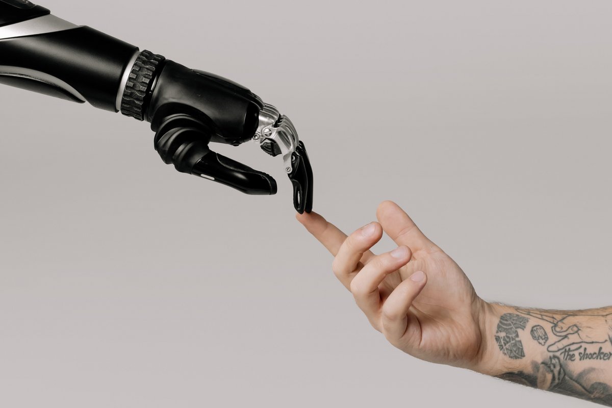 Une main robotique touche une main humaine © cottonbro studio / Pexels