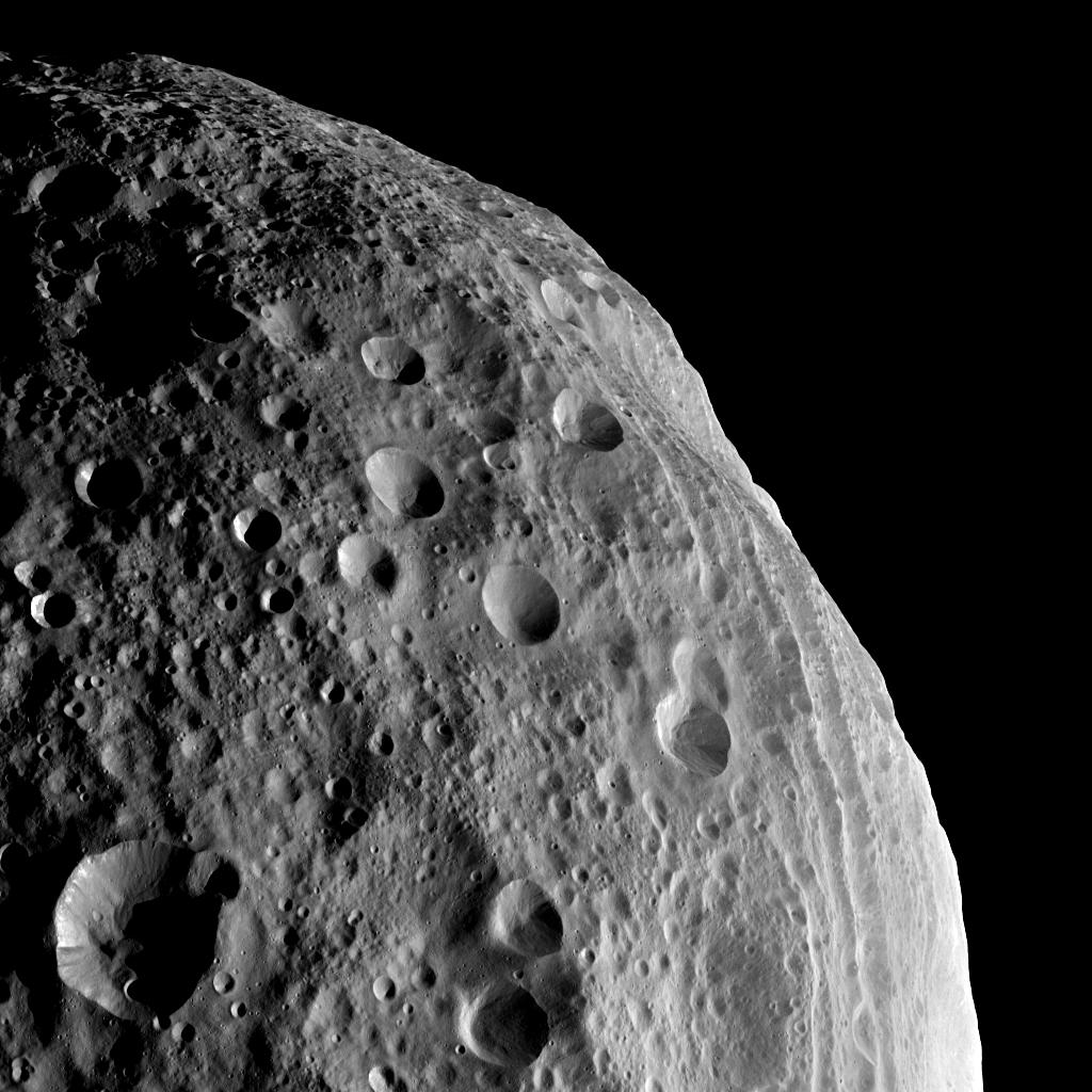 Vesta vue de près, avec sa surface constellée de cratères et ces terribles griffures qui la strient tout du long © NASA