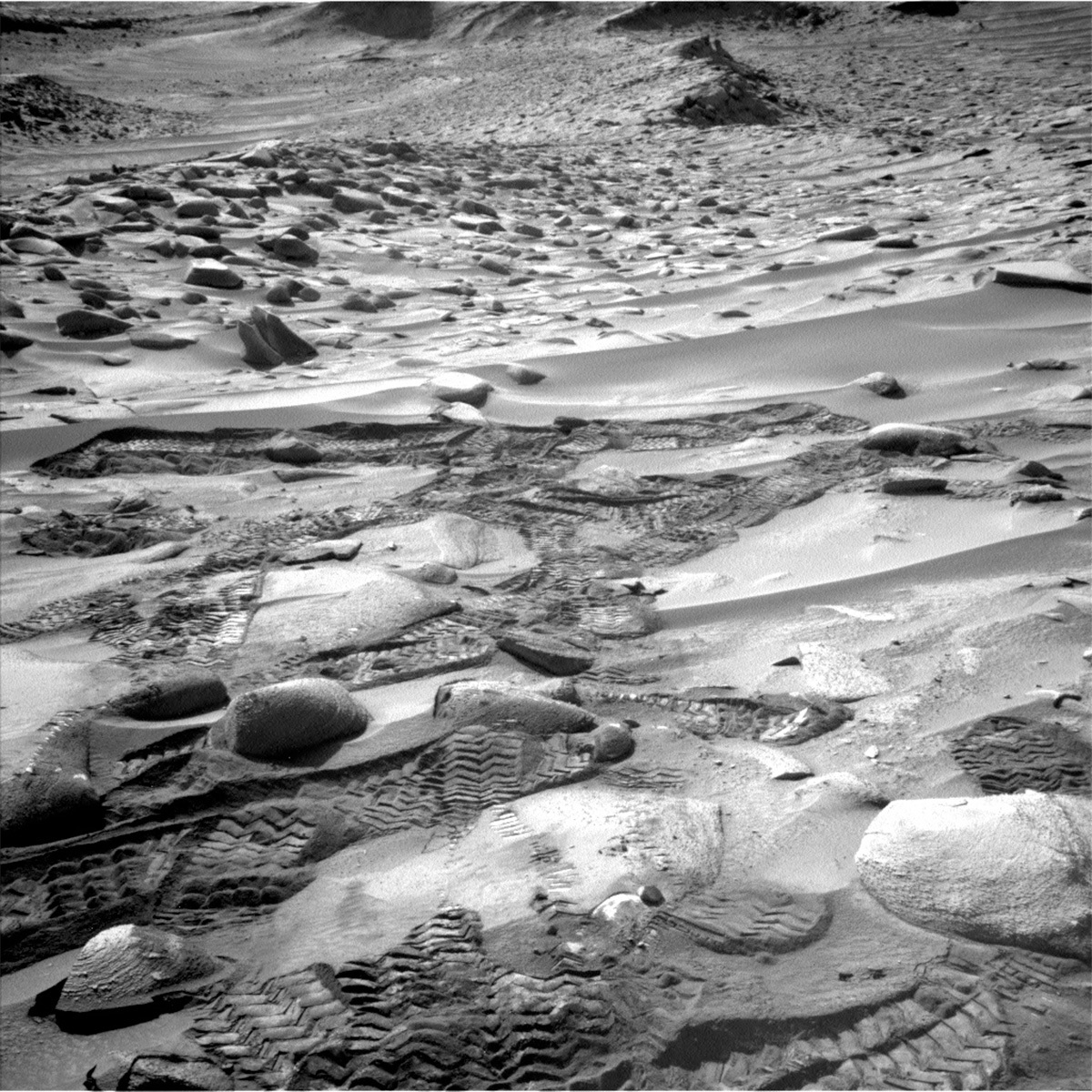 Les traces de Curiosity après un demi-tour. Crédits NASA/JPL – Caltech