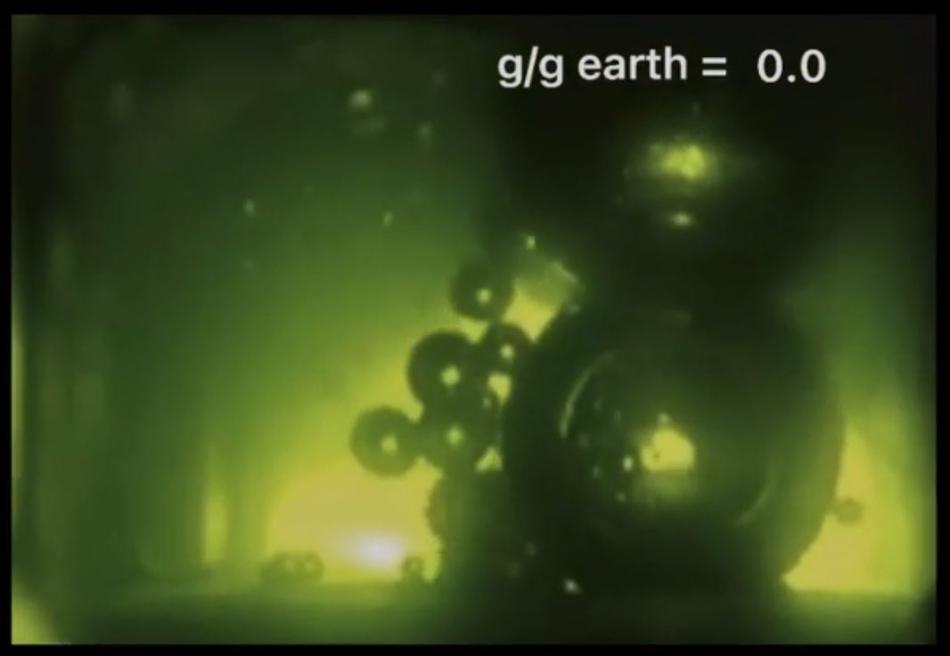 Les bulles de friture à travers l'huile de cette expérience lors d'un passage en impesanteur © ESA