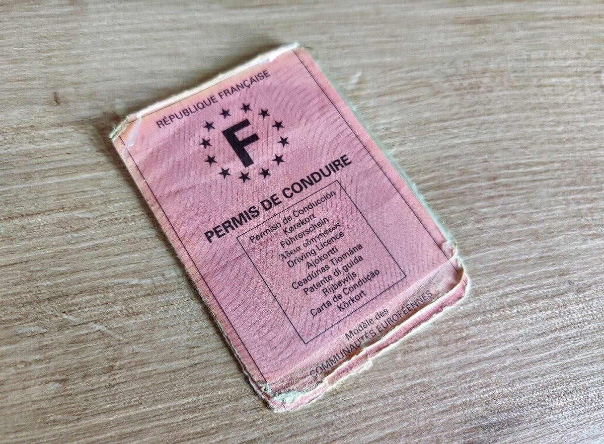 Le nouveau service est compatible avec le nouveau format du permis de conduire... mais aussi avec ce bon vieux modèle en carton rose © Stephane Ficca / Clubic