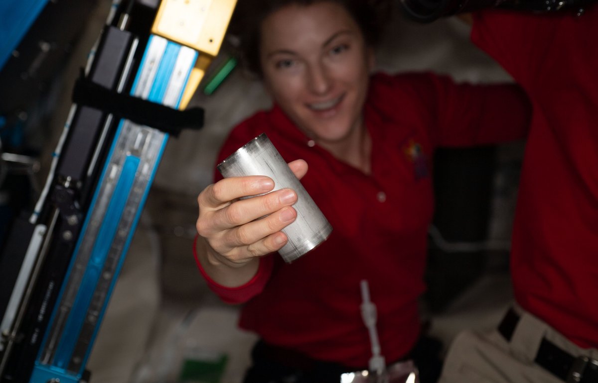 L'astronaute Kayla Barron remplace un filtre du BPA sur la Station spatiale internationale © NASA