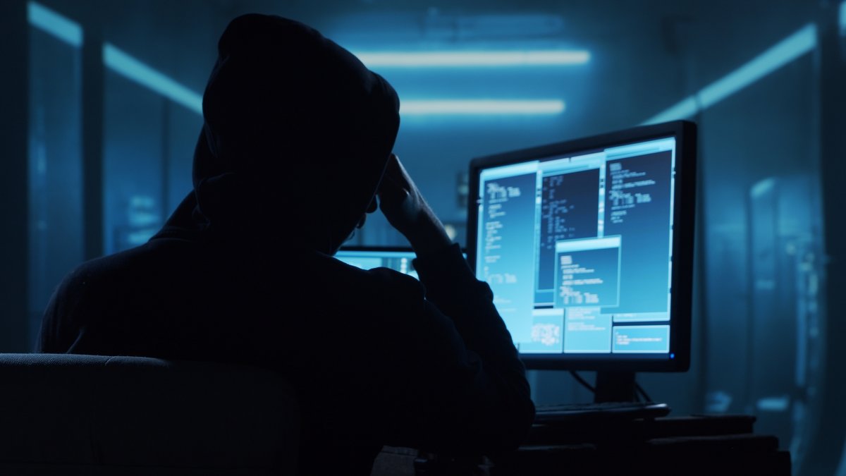 Un hacker devant son ordinateur © Maksim Shmeljov / Shutterstock