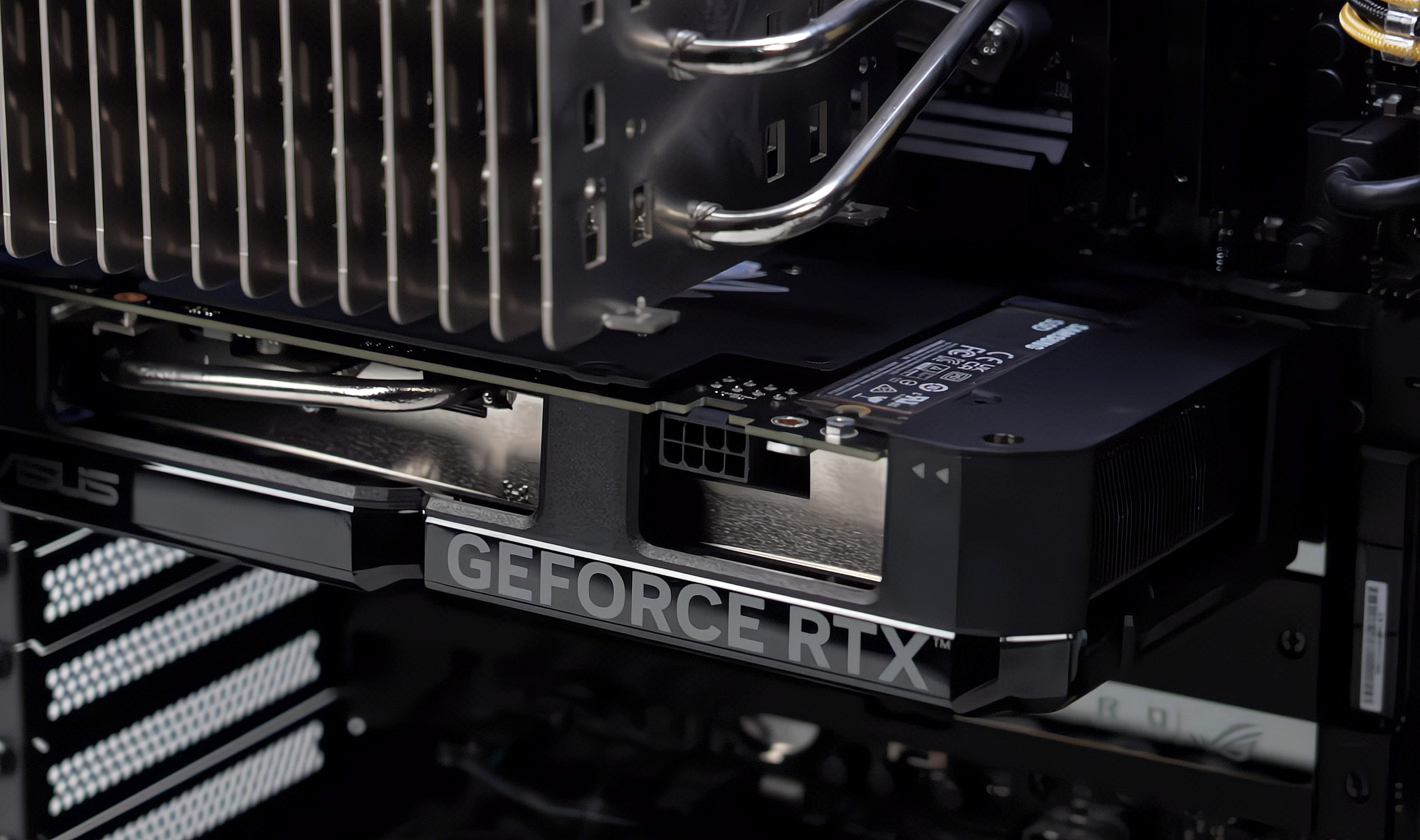 ASUS prépare sa GeForce RTX 4060 avec... emplacement SSD