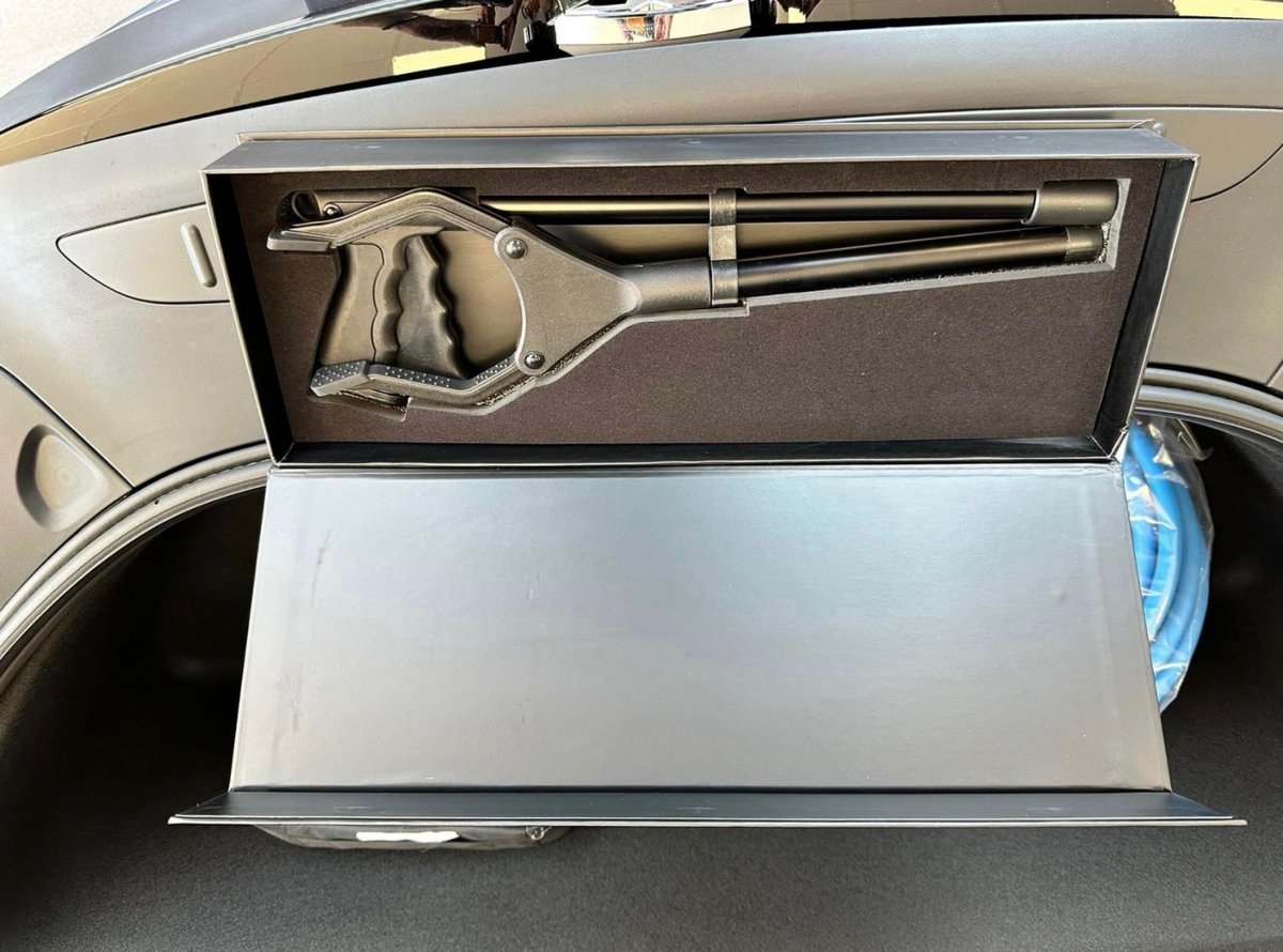 Voici à quoi ressemble le grabbing stick de Tesla. © Shutterstock