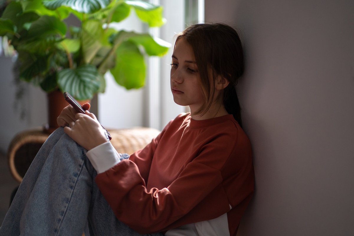 Une adolescente sur son smartphone. © DimaBerlin / Shutterstock