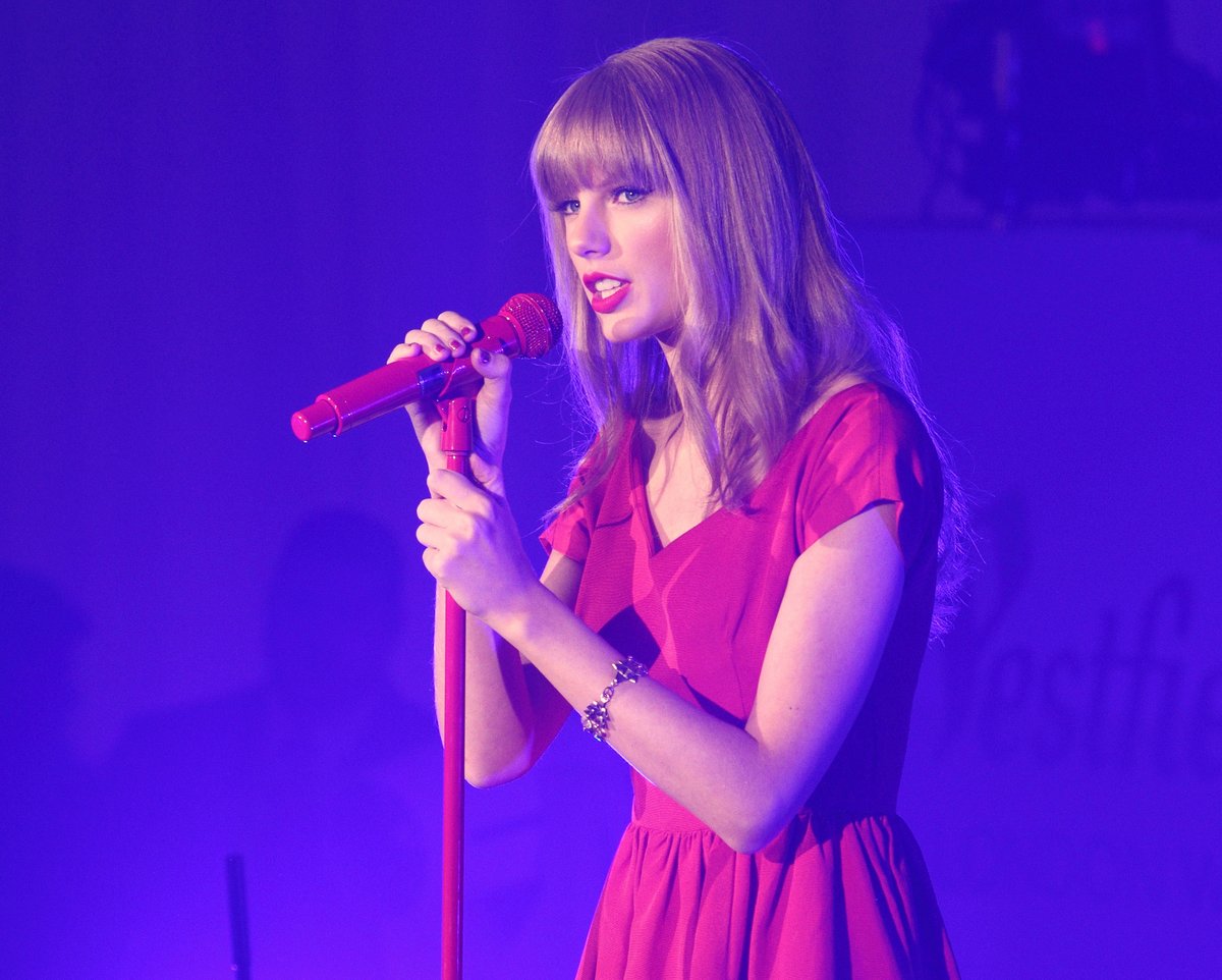 Taylor Swift devant un micro © landmarkmedia / Shutterstock