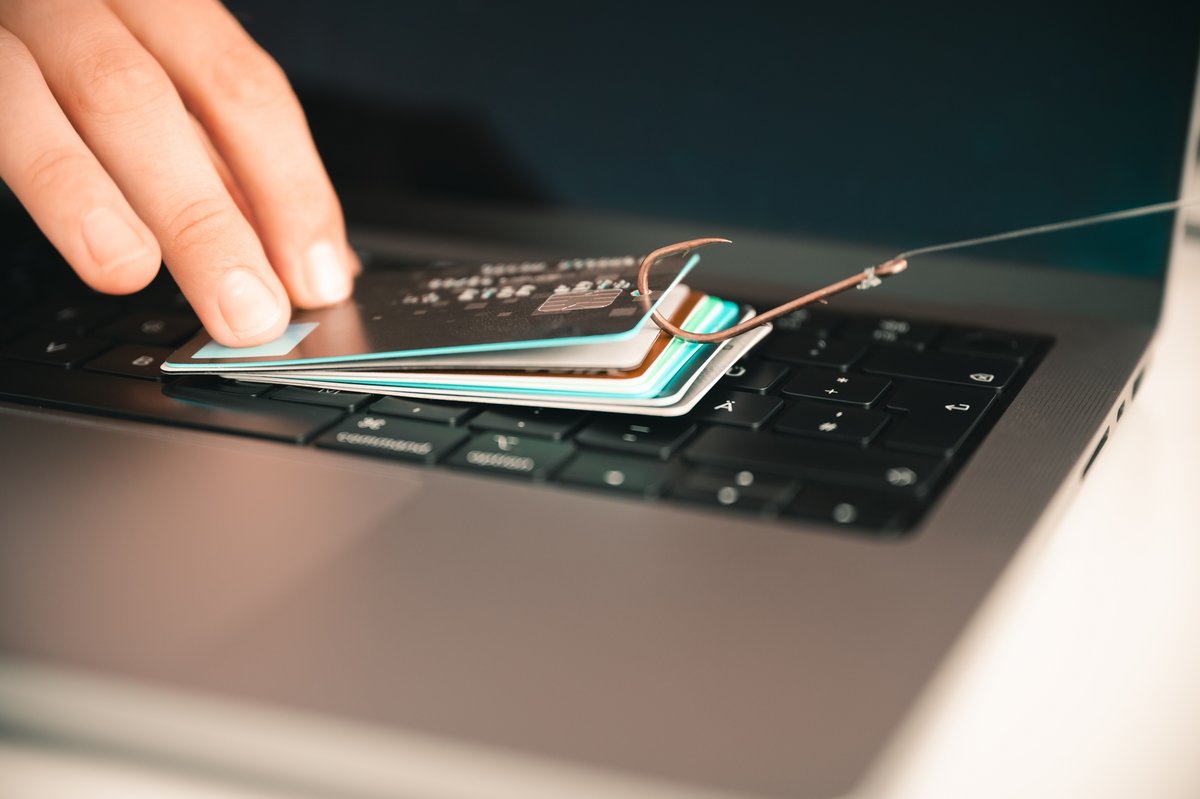 Les tentatives de phishing pour voler vos données bancaires sont les plus courantes - © Daniel Beckemeier / Shutterstock