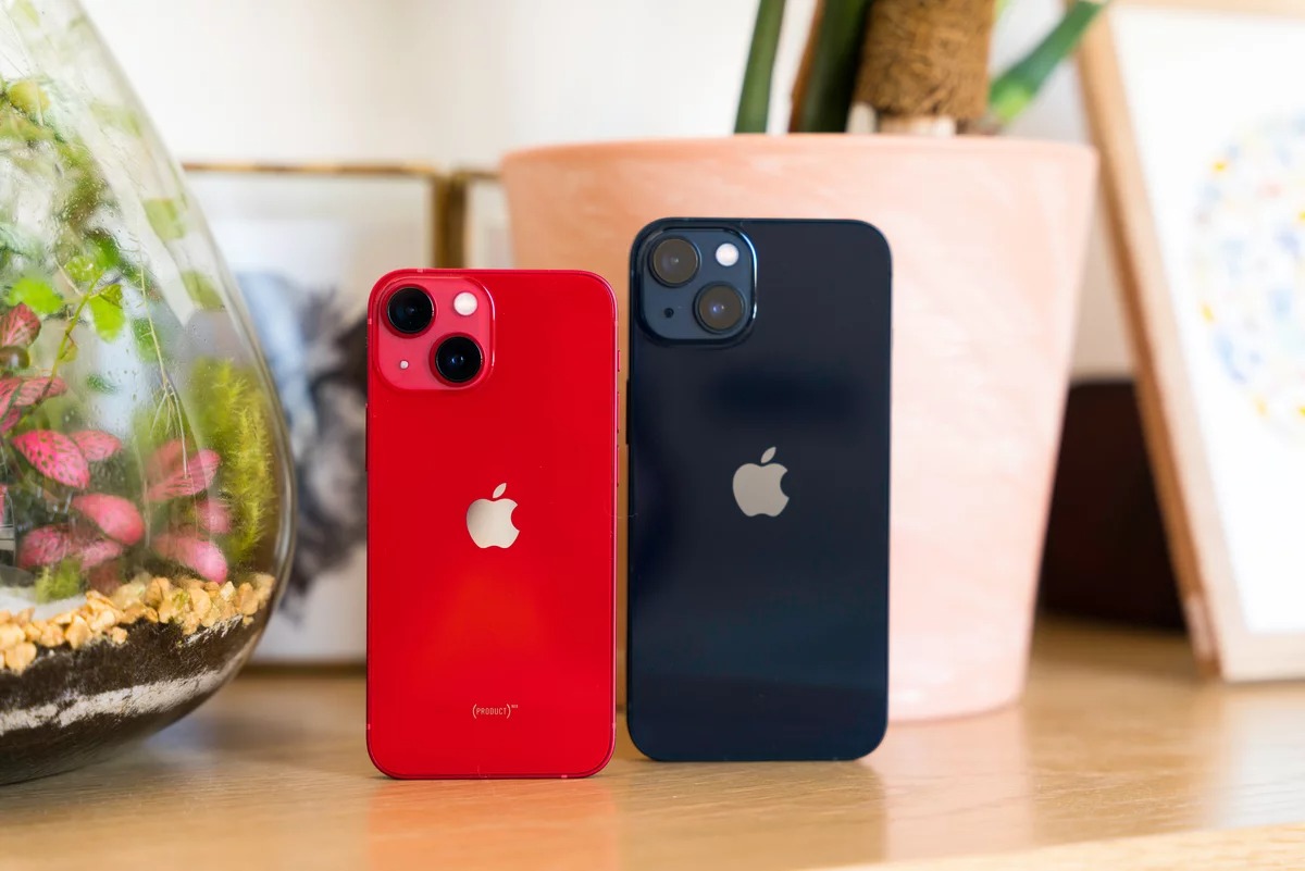 L'iPhone 14 à côté de l'iPhone 14 Plus