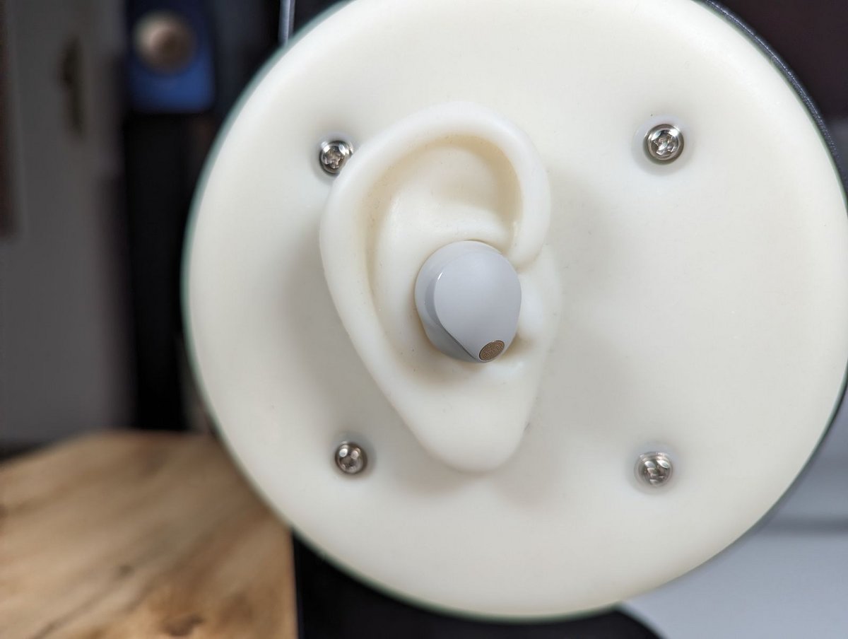 A gauche les WF-1000Xm5, à droite les WF-1000Xm4. Sur une oreille standard, la différence est d'autant plus marquée. Les nouveaux écouteurs sont enfin compatibles avec les petites oreilles. © Guillaume Fourcadier pour Clubic