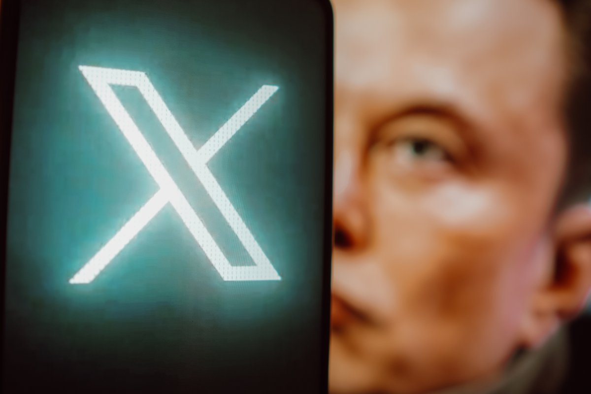 Elon Musk derrière le sigle de X.com © rafapress / Shutterstock.com