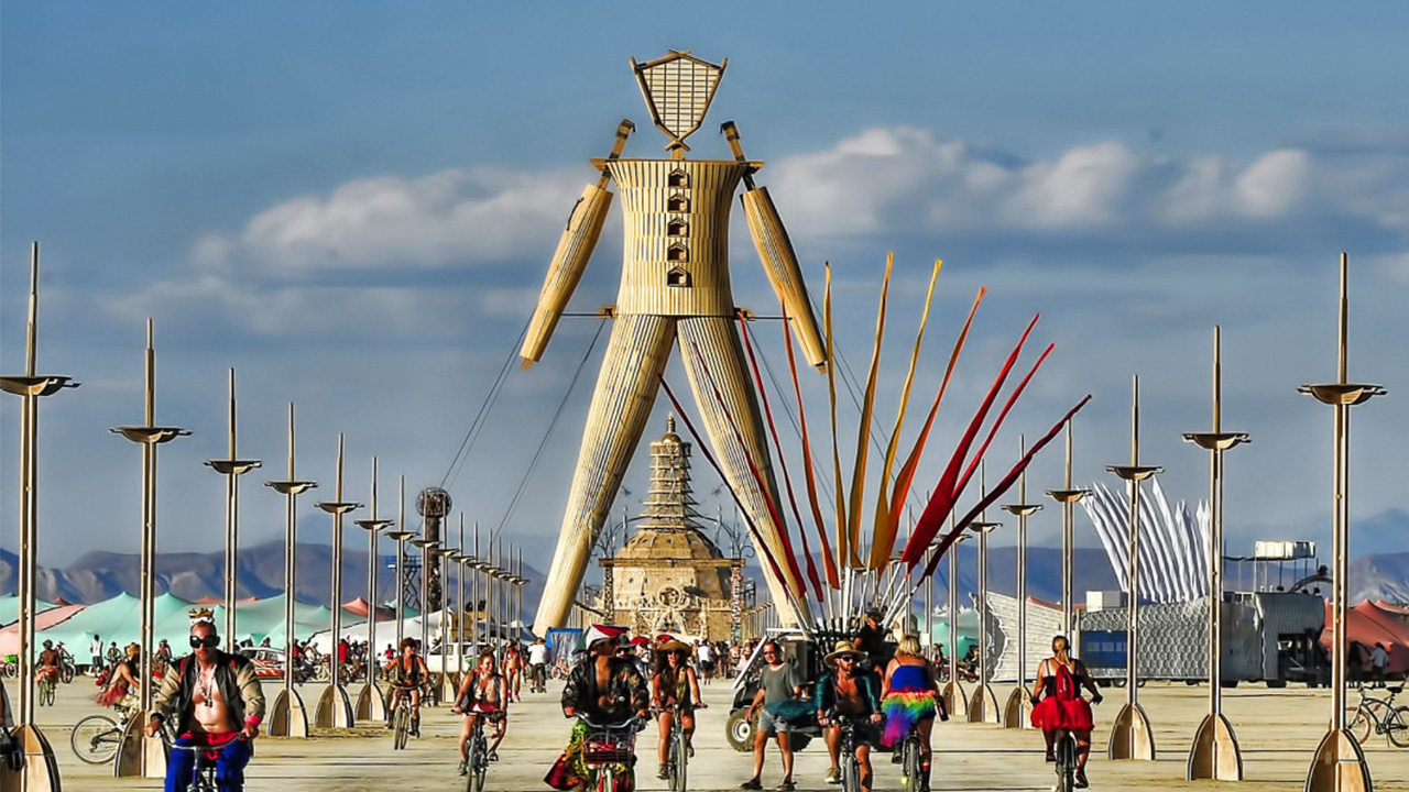 Les vélos électriques bientôt interdits au Burning Man ? Voici pourquoi