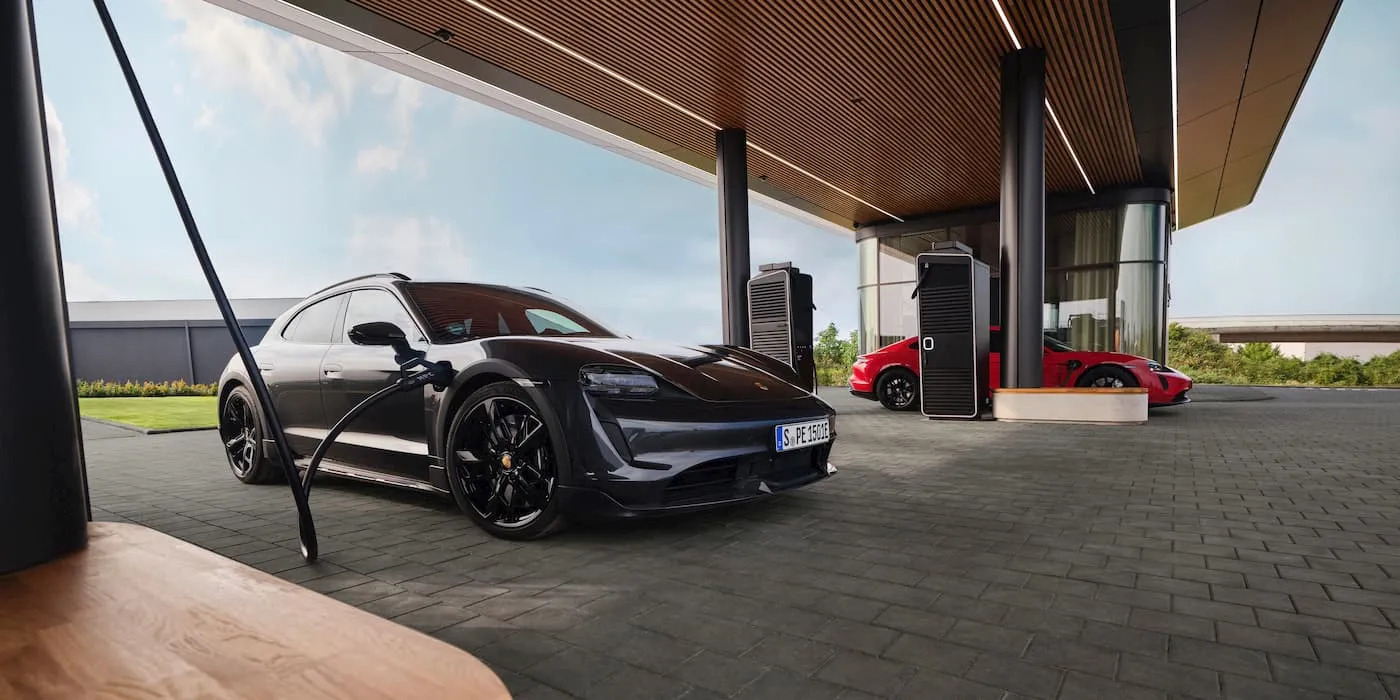 Porsche a ouvert sa première station de charge et... c'est tout à fait ce que vous imaginez