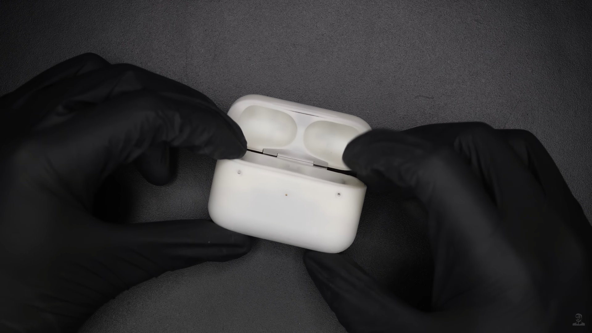 Apple devrait l'embaucher ! Le bidouilleur à l'origine de l'iPhone USB-C vient de rendre les AirPods Pro réparables !