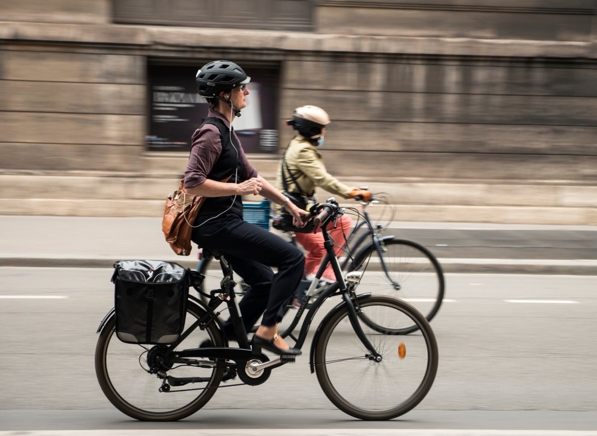 En ville, les vélos à assistance électrique doivent faire preuve de prudence © Flydragon / Shutterstock