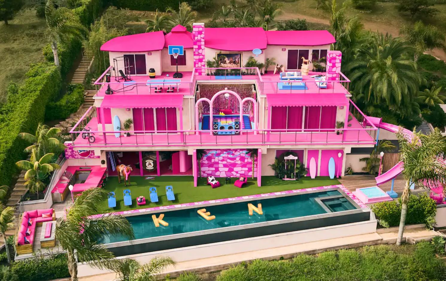On a retrouvé la maison de Barbie & Ken sur Airbnb, vous aimez le rose ?