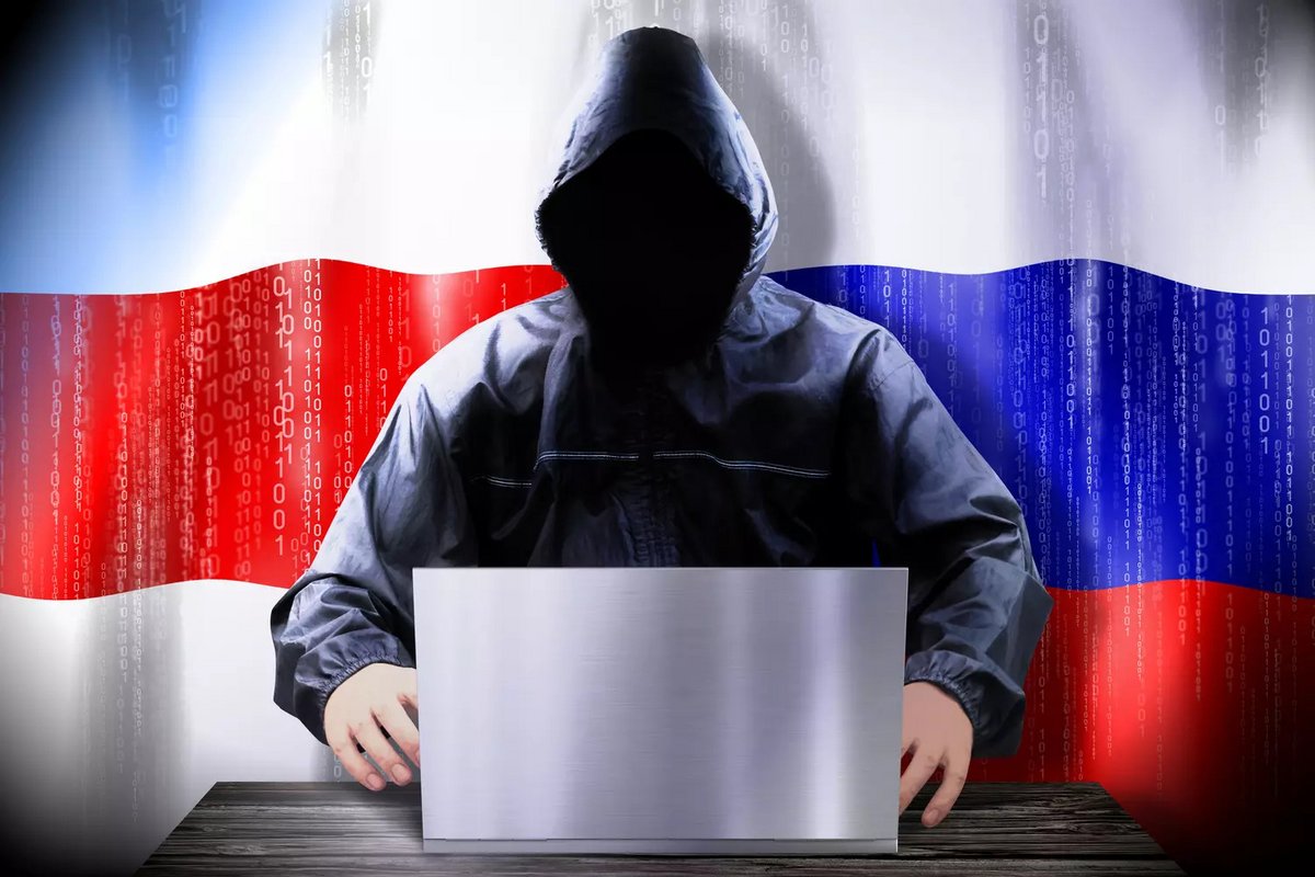 Vision d'artiste d'un hacker devant un drapeau russe © Stock Adobe