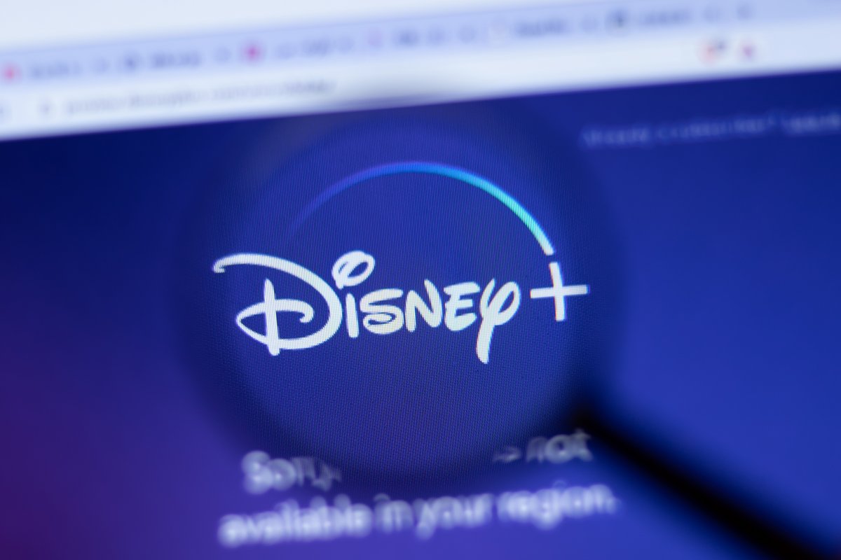 Le logo de Disney+ passé à la loupe © Postmodern Studio / Shutterstock