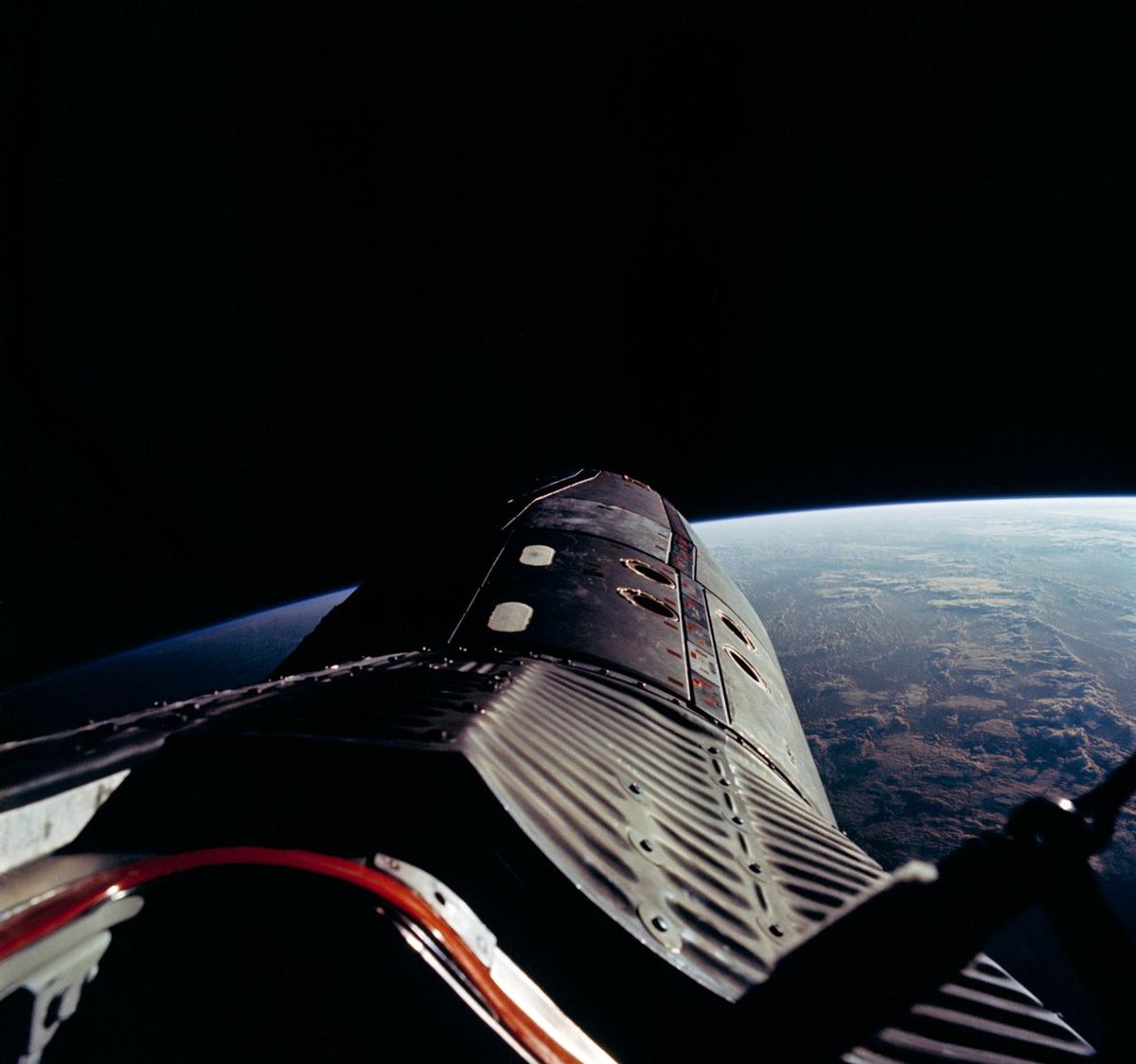 La vue des astronautes à l'ouverture de leur écoutille, lors d'une sortie EVA © NASA