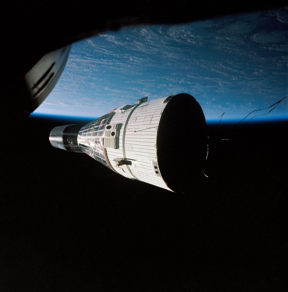 Une capsule Gemini photographiée par... une autre capsule Gemini © NASA