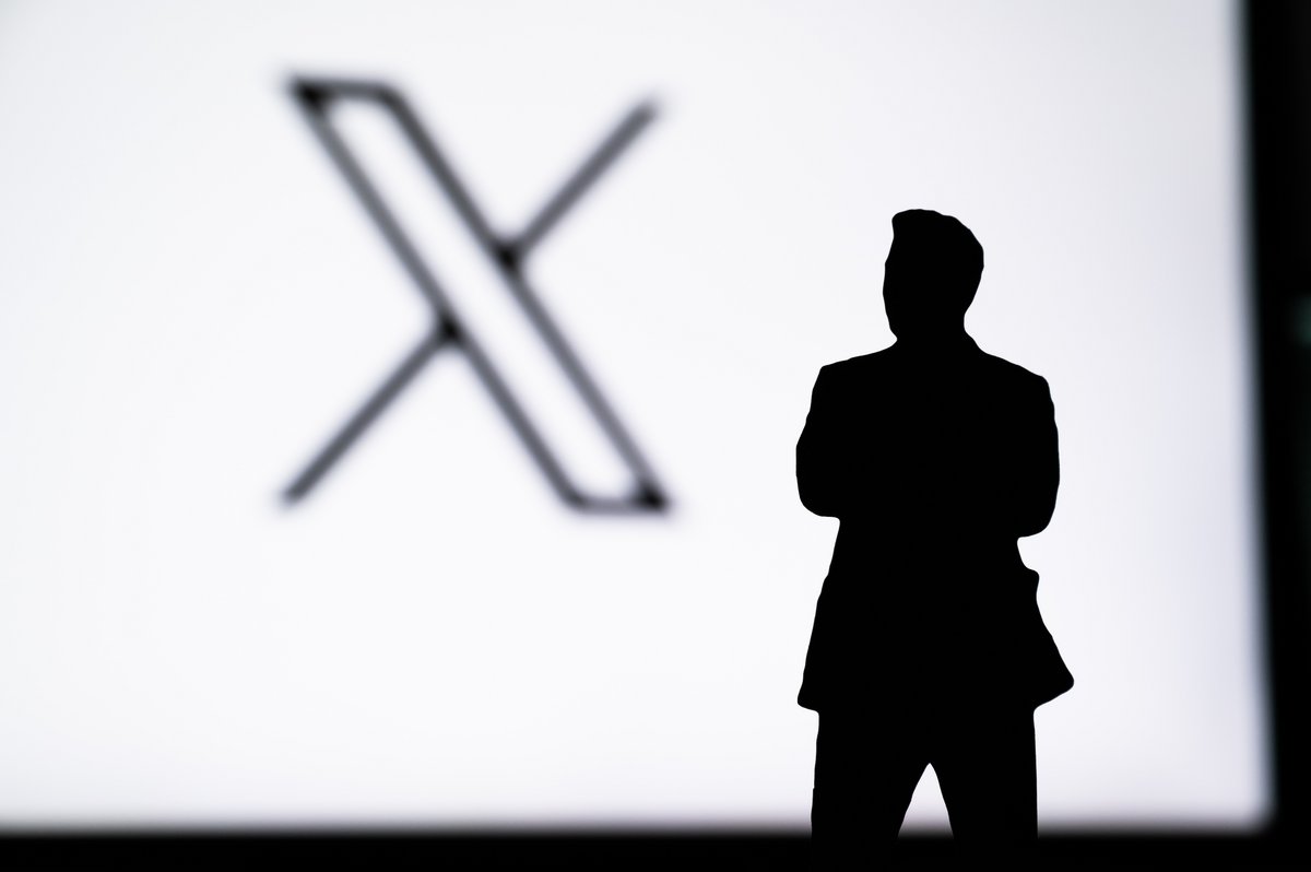 Elon Musk devant le sigle de X (ex-Twitter) © kovop / Shutterstock