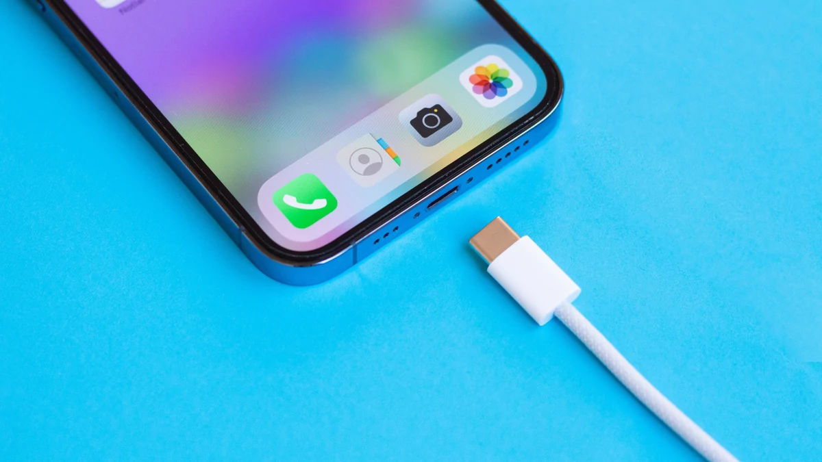 iPhone USB-C © © kurgenc / Shutterstock