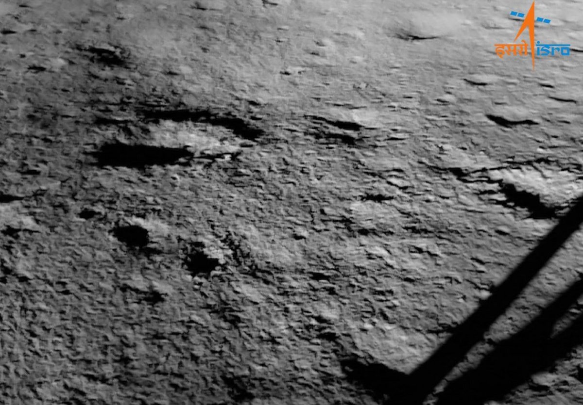 La première image (officielle) envoyée par Chandrayaan-3 depuis la surface lunaire © ISRO