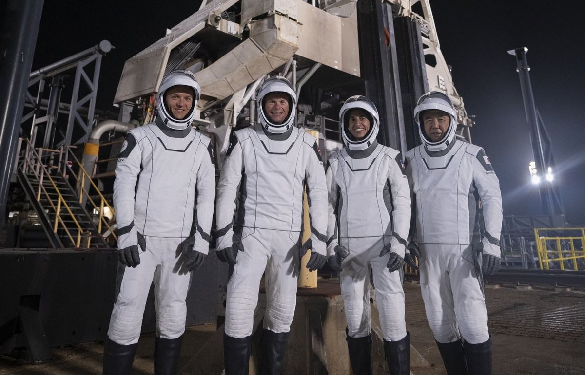 Les quatre astronautes de la mission Crew-7 devant leur fusée © NASA