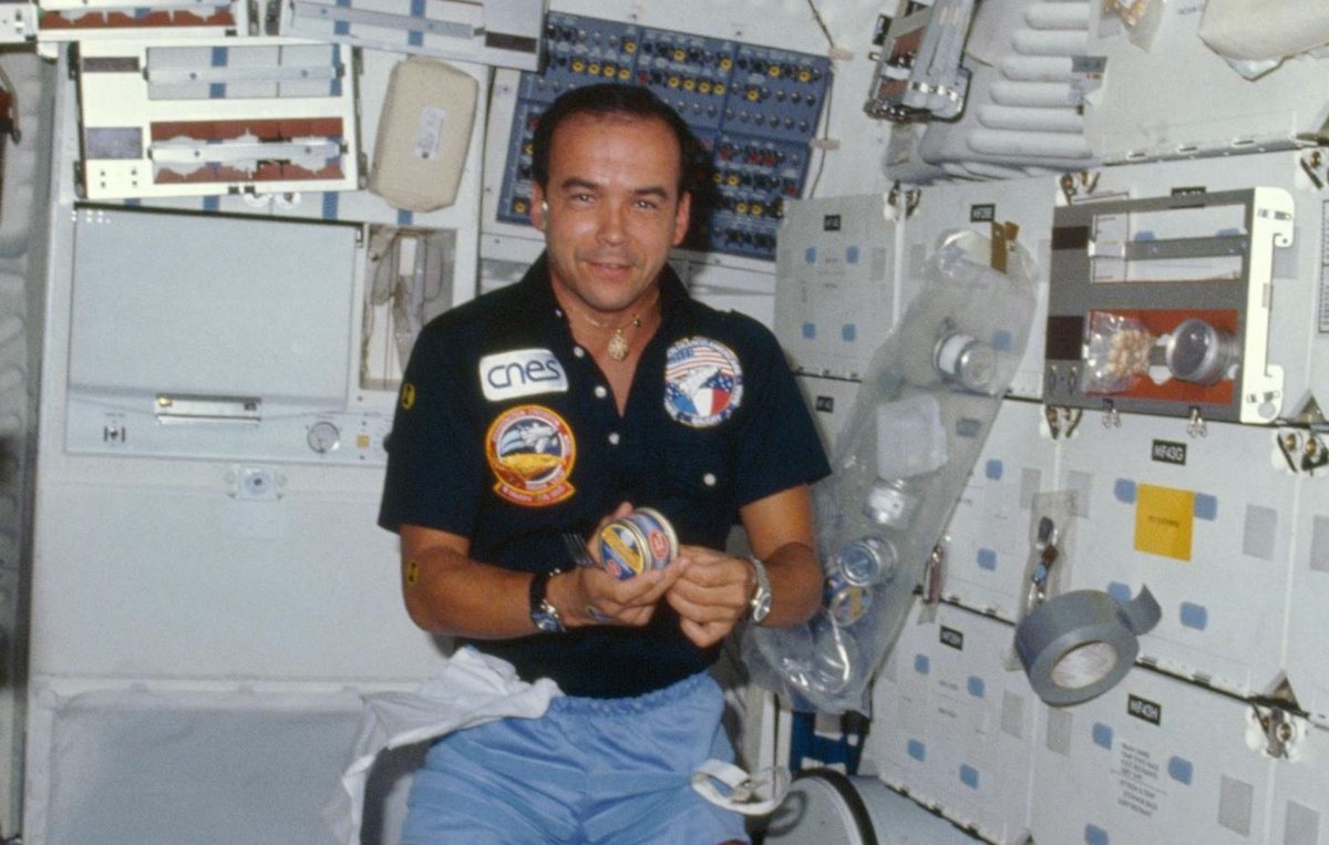 À bord de la navette Discovery, Patrick Baudry s'essaie à la gastronomie spatiale © NASA