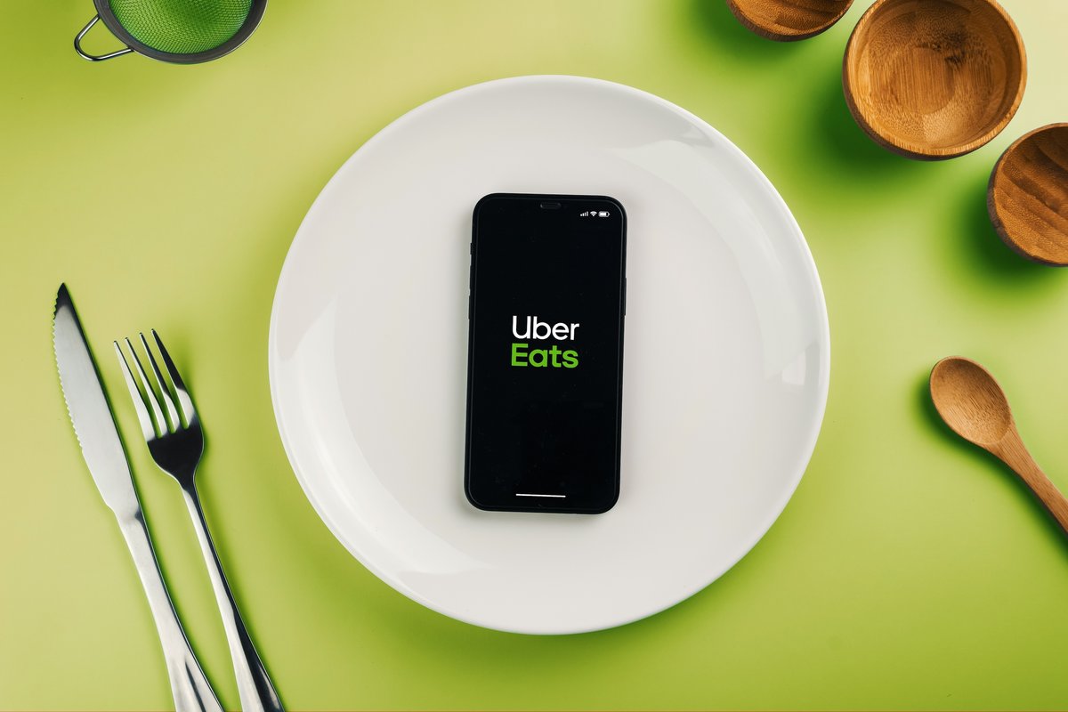 L'application Uber Eats © Diego Thomazini / Shutterstock