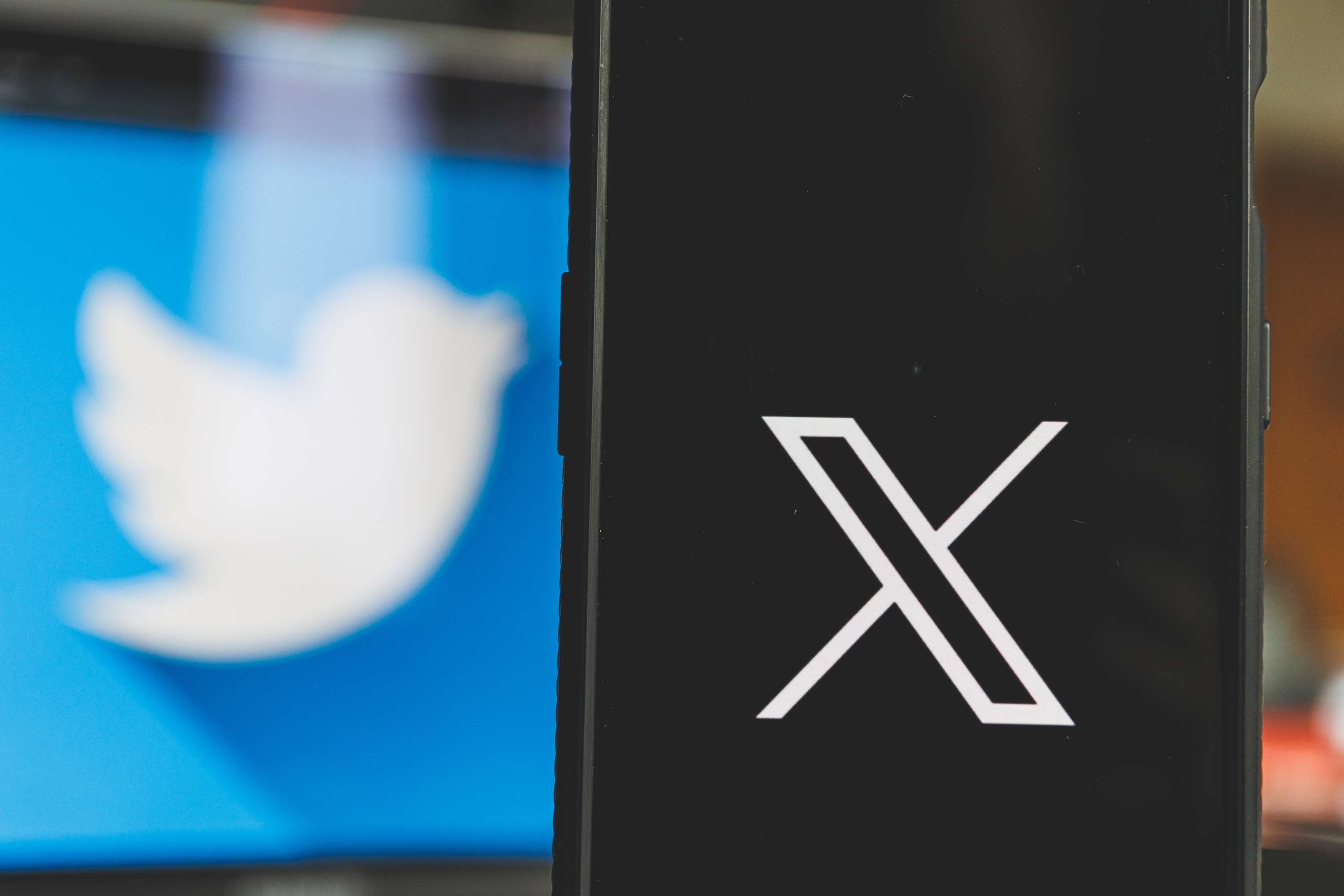 Quand X Social Media attaque X.com (ex-Twitter)