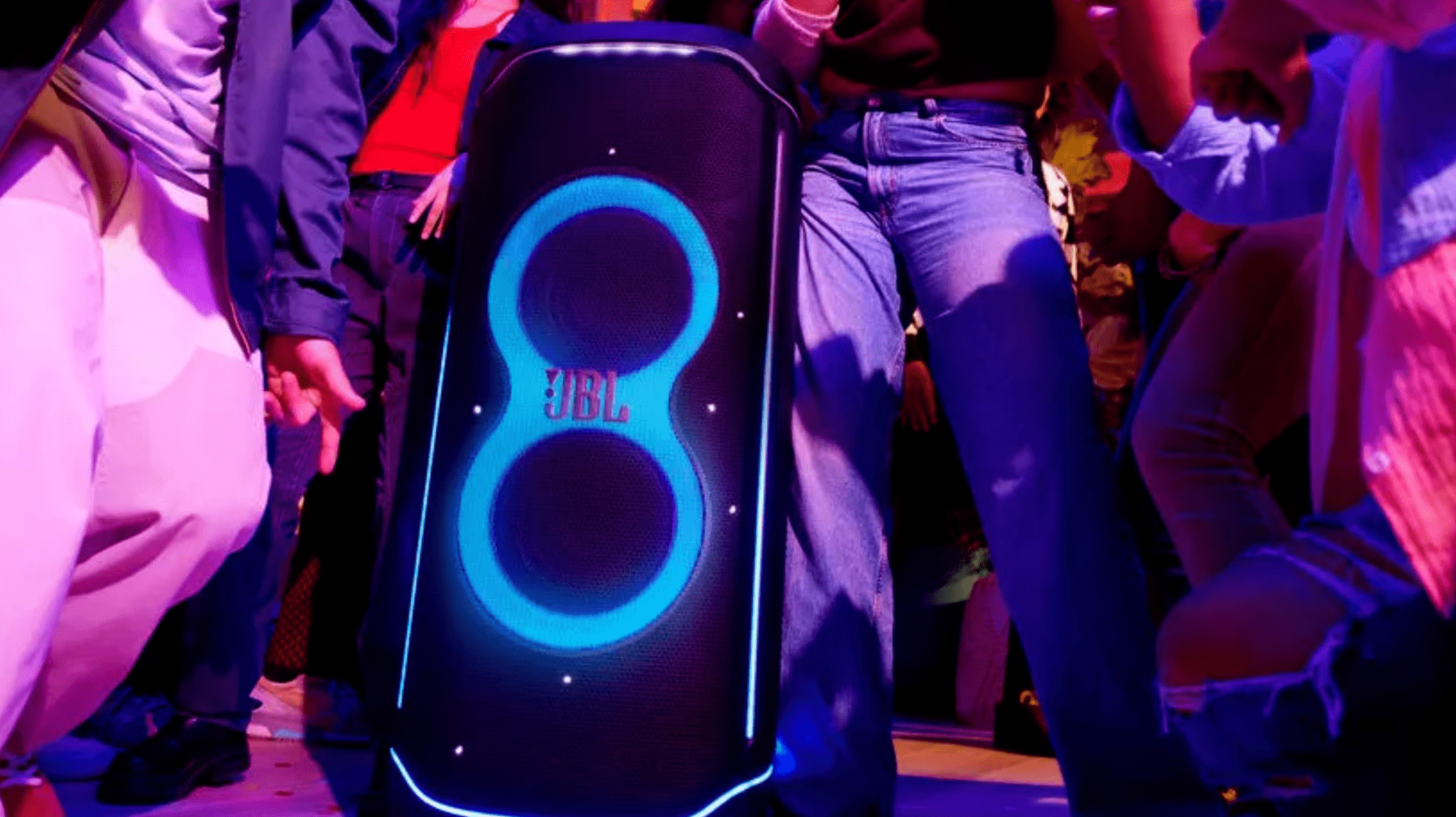 Voici la JBL PartyBox Ultimate : une grosse enceinte sans fil RGB pour gros son, réservée aux gros fêtards