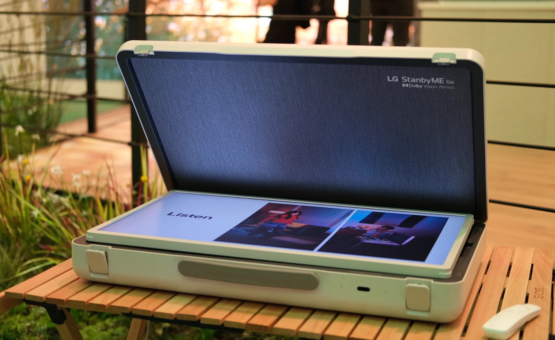 Avec ce téléviseur valise de LG, vous ne raterez plus aucun épisode de vos séries préférées
