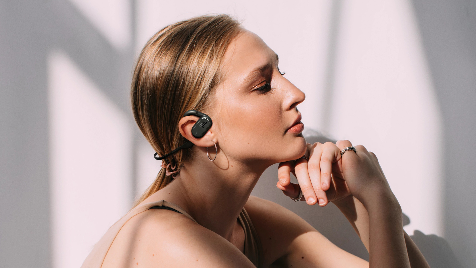 Découvrez les JBL Soundgear Sense : des écouteurs true wireless avec un 
