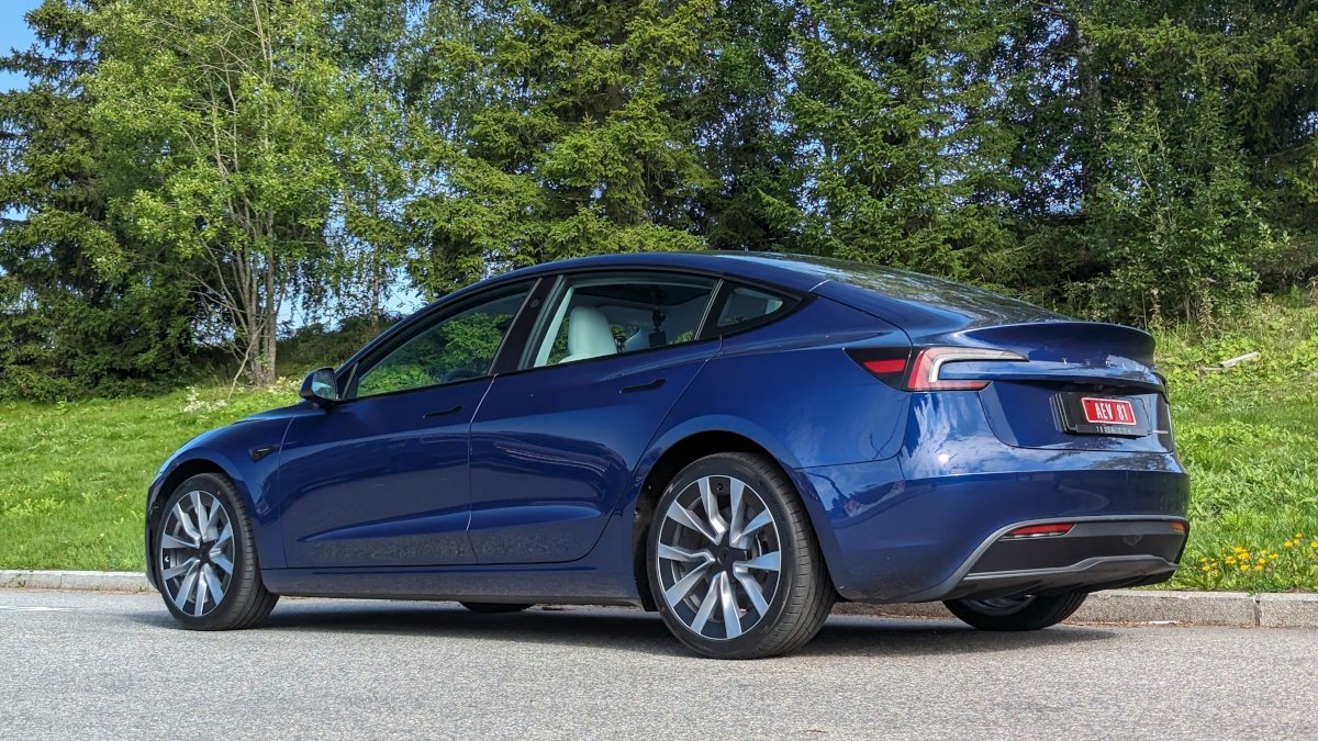 Tesla montre la nouvelle Model 3 : autonomie, look et performances