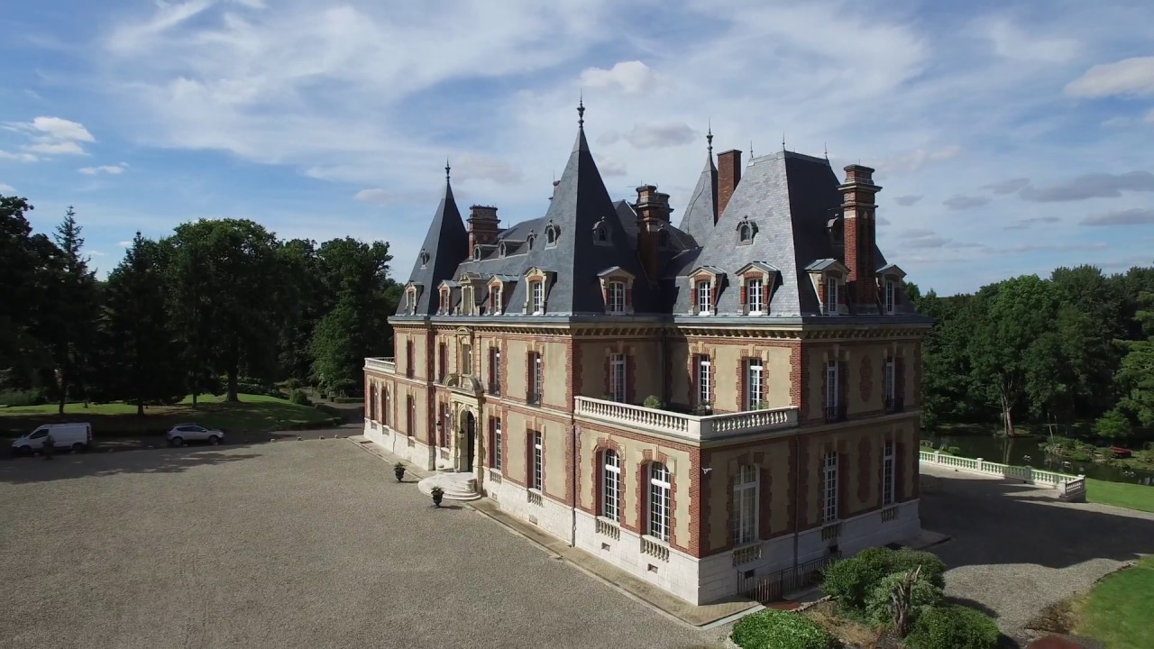 Du golf au drone : un château français transforme son parcours en terrain de vol innovant