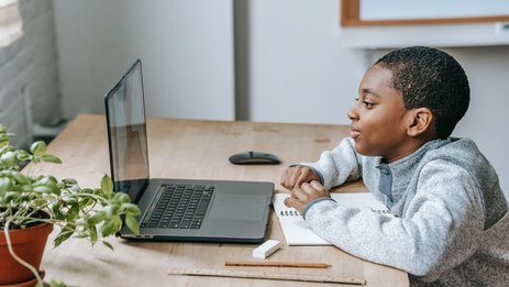 Comment bien protéger le premier ordinateur de votre enfant ?