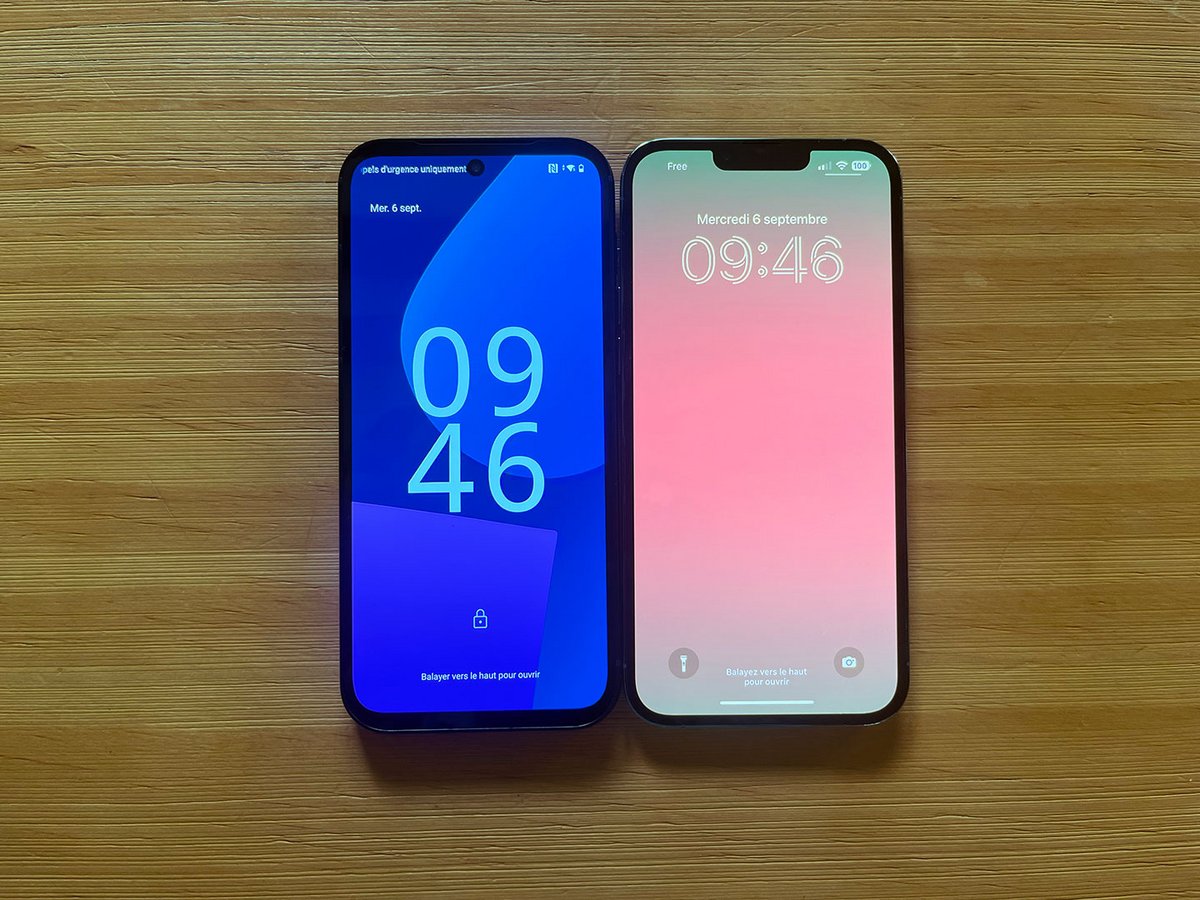 Le Fairphone 5 (à gauche) et l’iPhone 13 Pro Max (à droite).