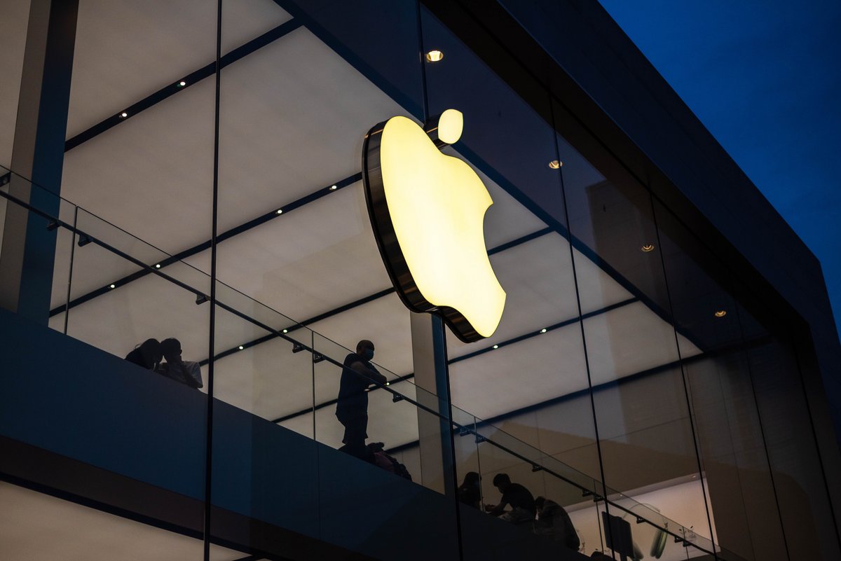 Le logo d'Apple apparaît sur l'un de ses App Store © Bangyu Wang / Unsplash