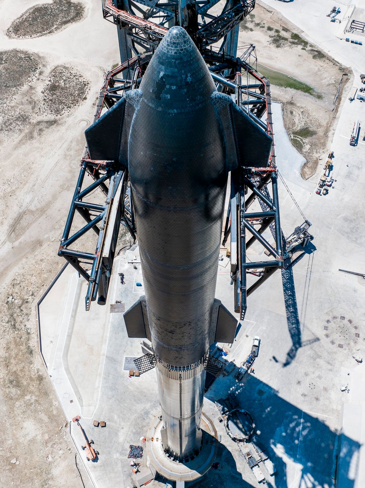 Starship est encore plus haut que la dernière fois, avec la nouvelle structure d'inter-étage de la fusée. ©  SpaceX
