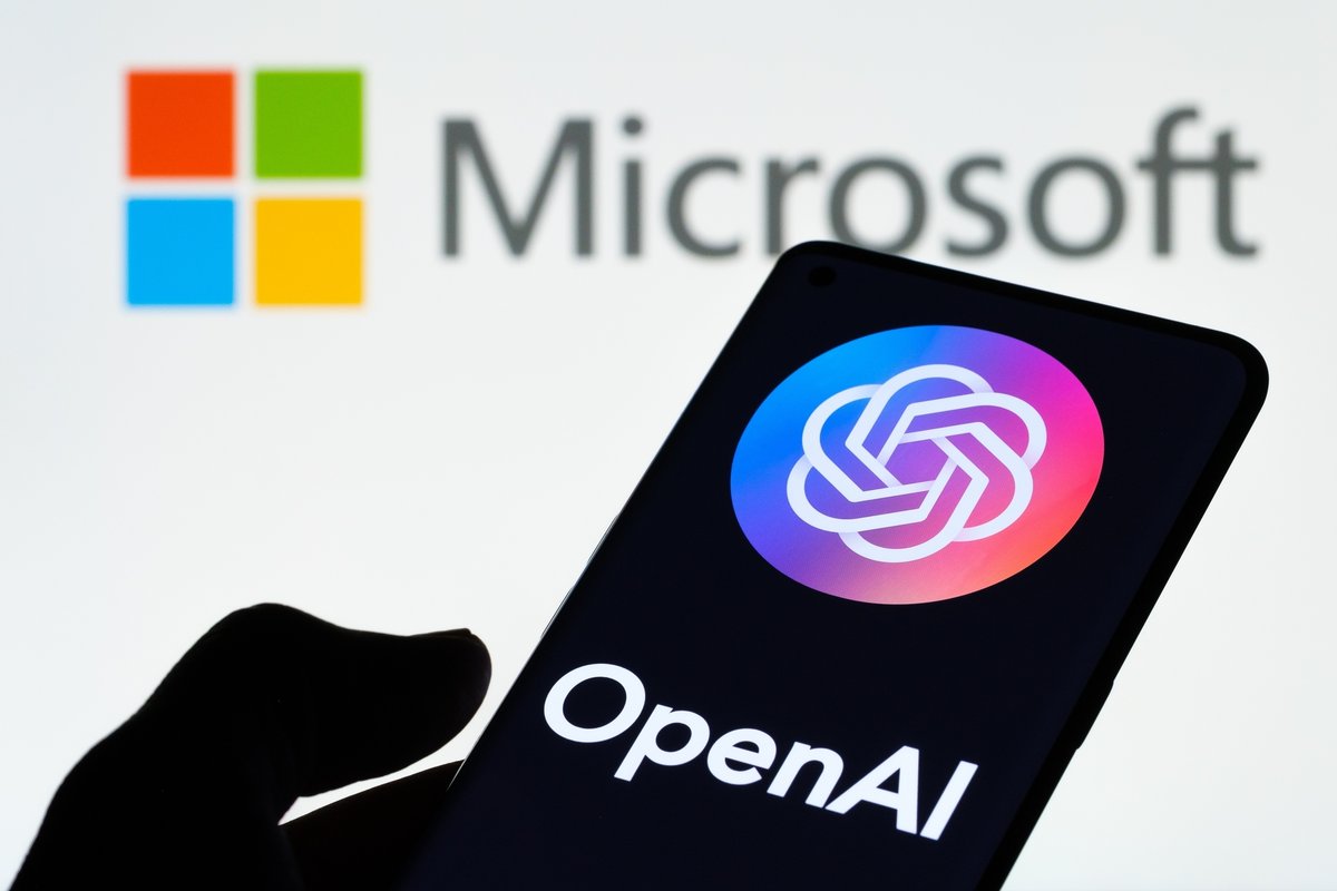 Le logo d'OpenAI affiché sur un smartphone, avec celui de Microsoft en fond © Ascannio / Shutterstock