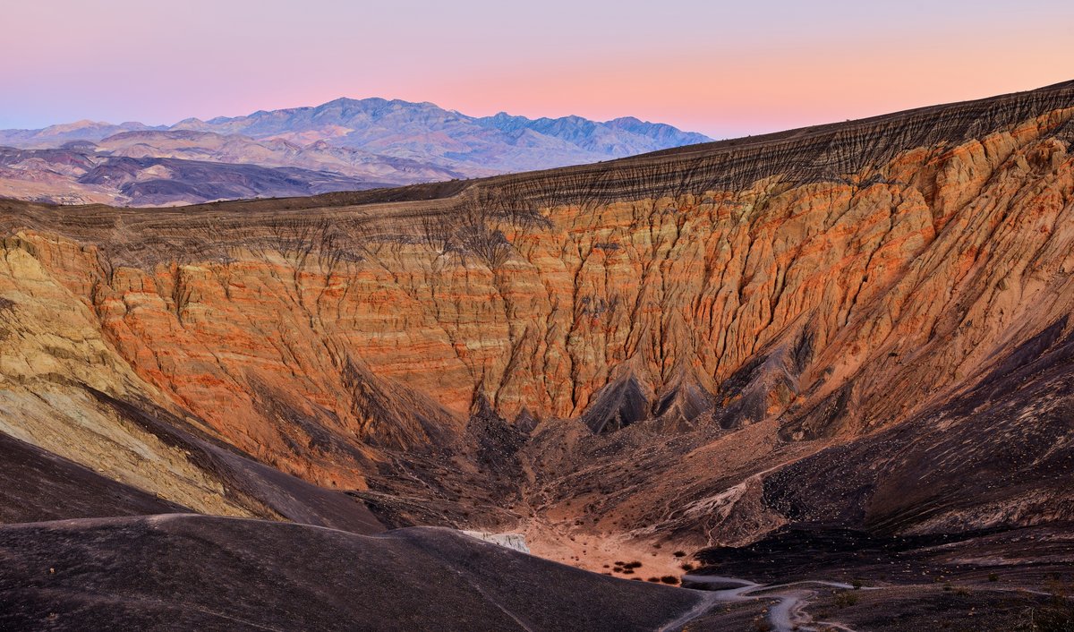 Cratère d'Ubehebe, parc national de la vallée de la Mort © borealisimages / Shutterstock