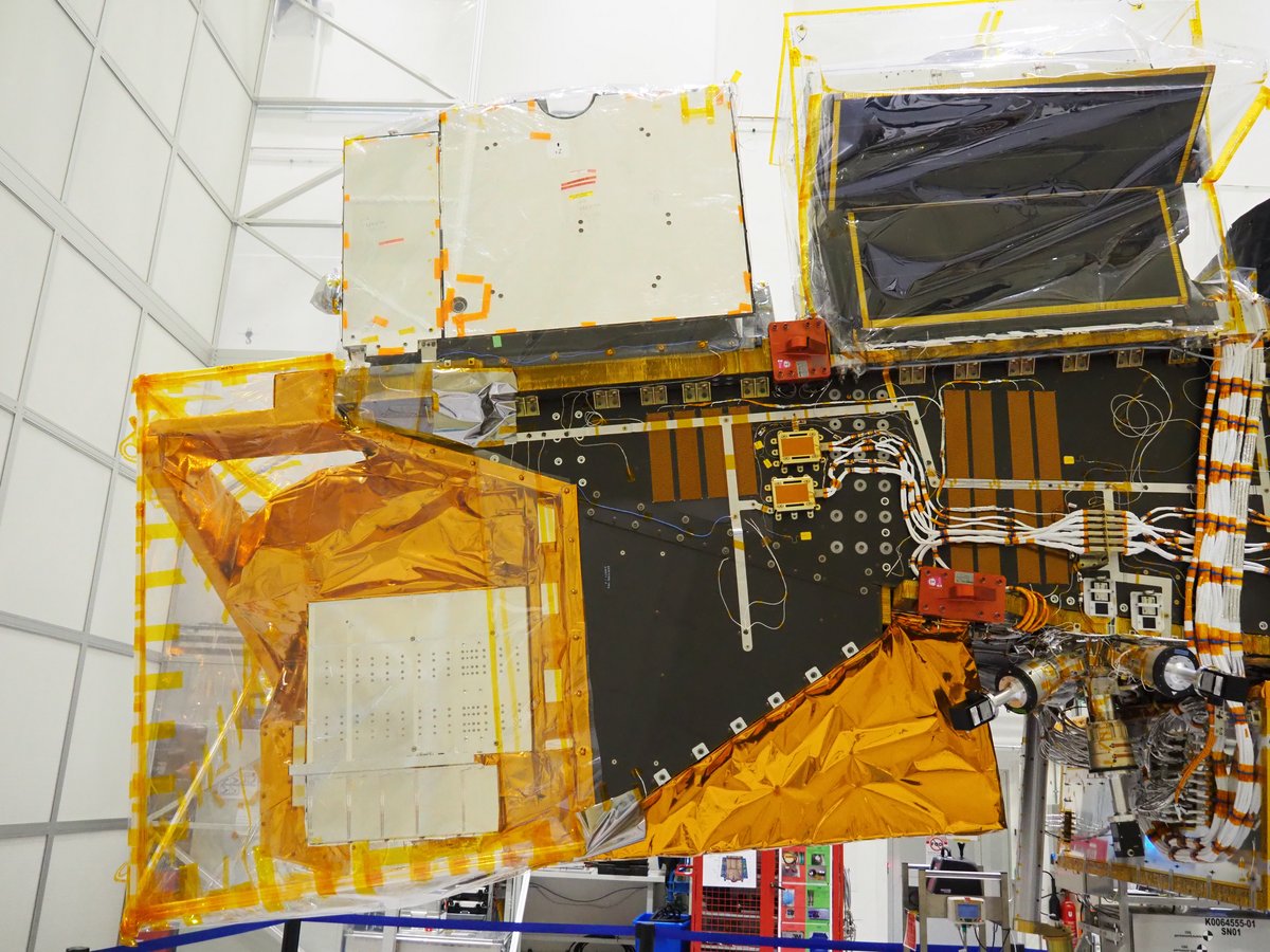 Une partie des instruments scientifiques avec l&#039;énorme bloc de IASI-NG (en doré, en bas et à gauche), le MET-Image en argenté en haut et Sentinel-5 en noir © Airbus DS 2023 / N. Christ