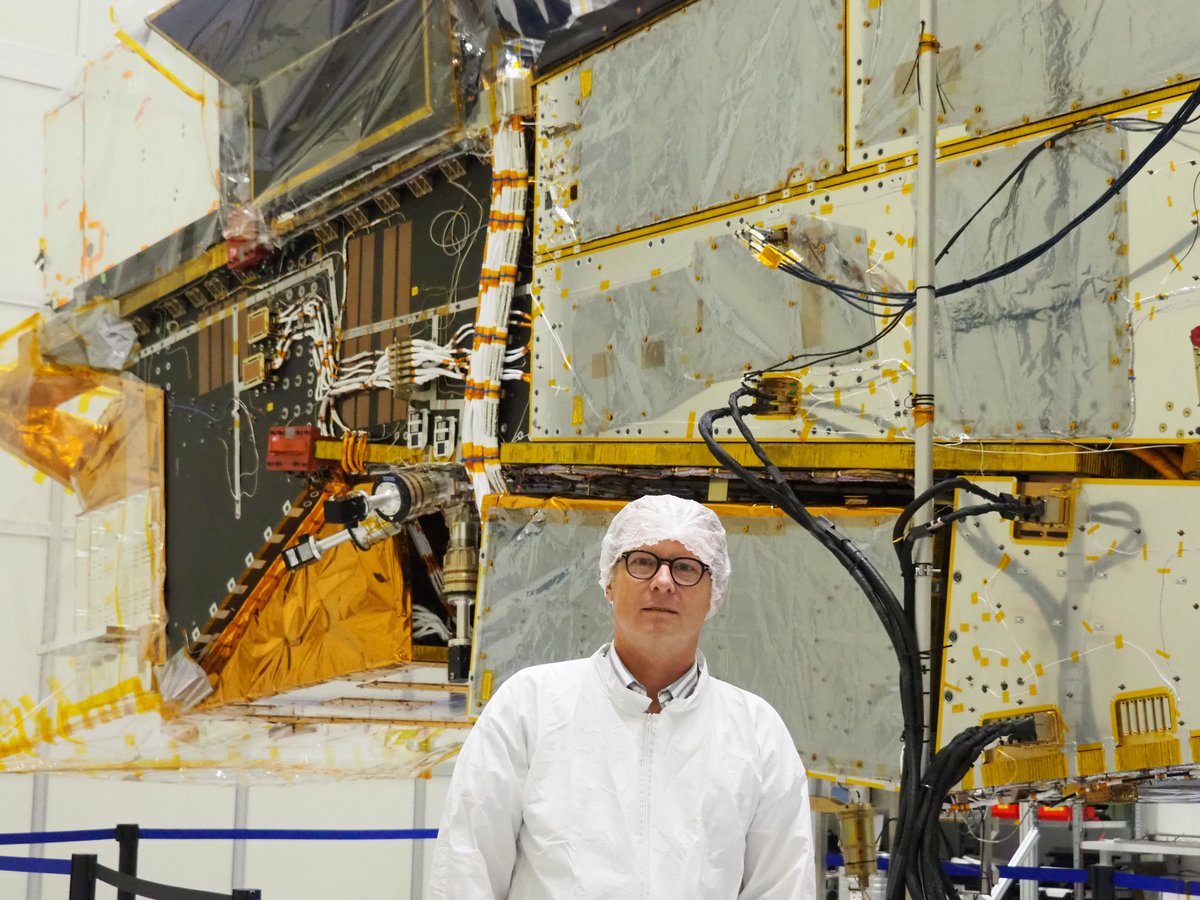 Herve Marcille devant "son" satellite, qui n'a pas encore reçu ses couvertures isolantes (MLI) © Airbus DS 2023 / N. Christ