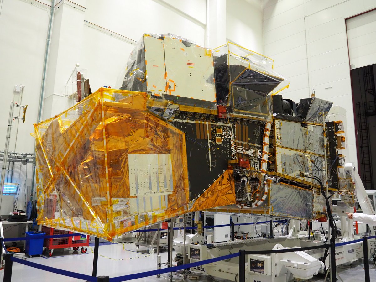 Voici l&#039;avant du satellite, mais il est &quot;sur le dos&quot;, les instruments qui sont tous alignés sur le dessus ici seront en réalité face à la Terre. Un grand satellite... © Airbus DS 2023 / N. Christ