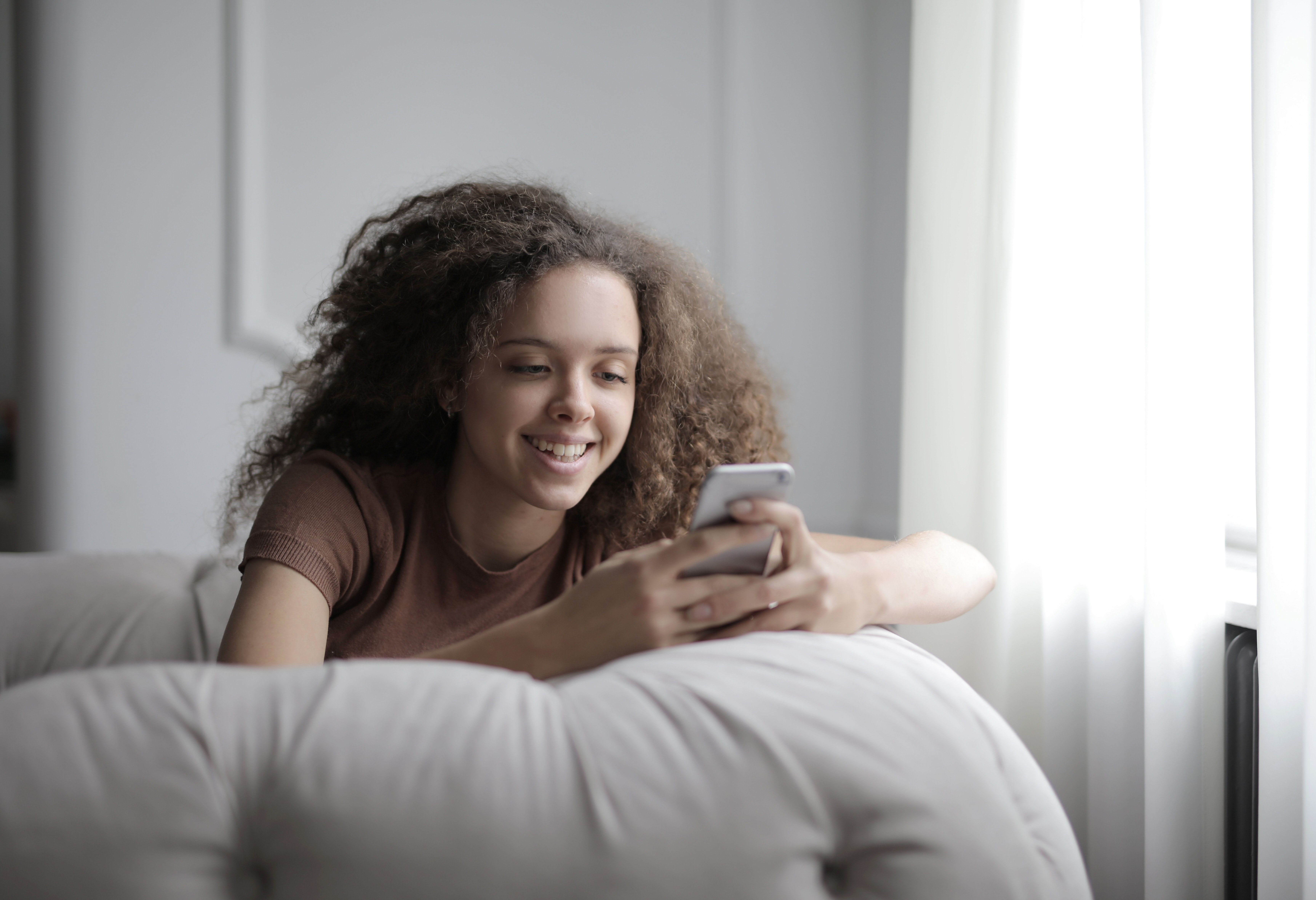 Une influenceuse, bien adulte, fait la promotion d'une application de rencontres pour... adolescents