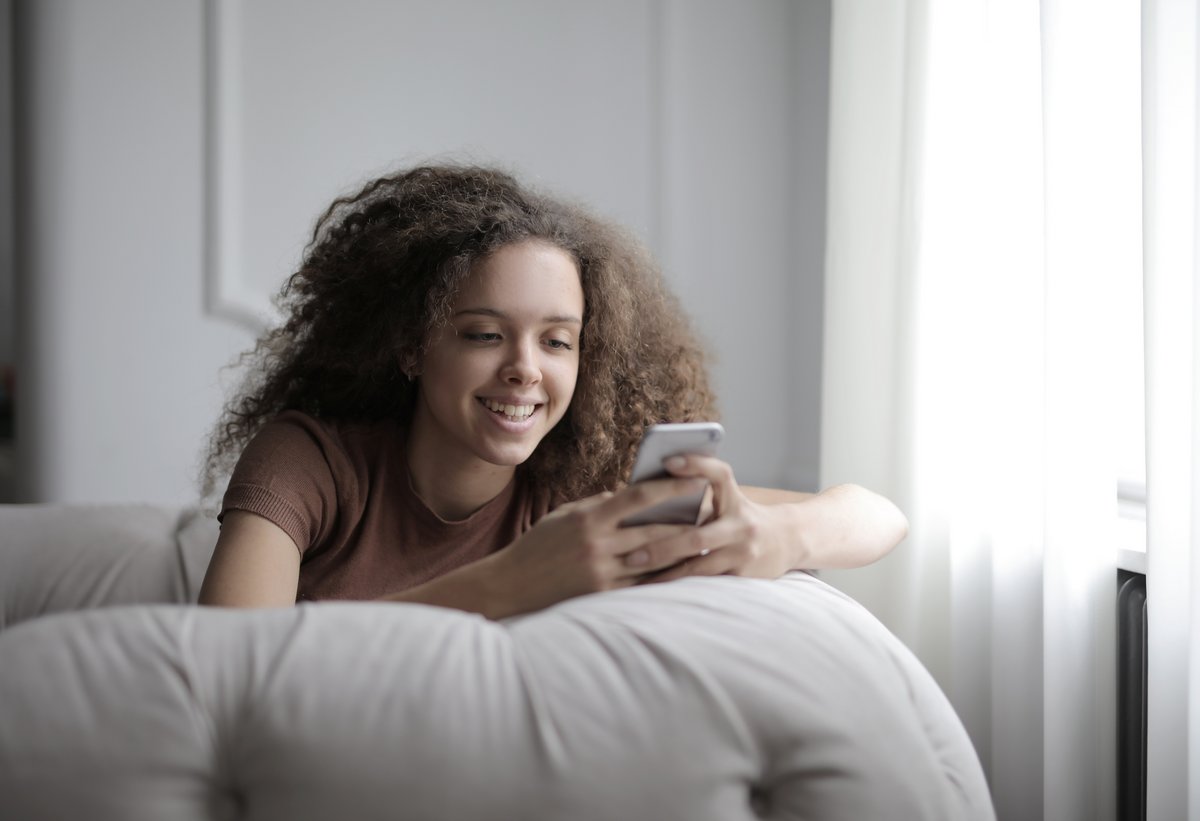 Une adolescente utilise son smartphone © Andrea Piacquadio / Pexels