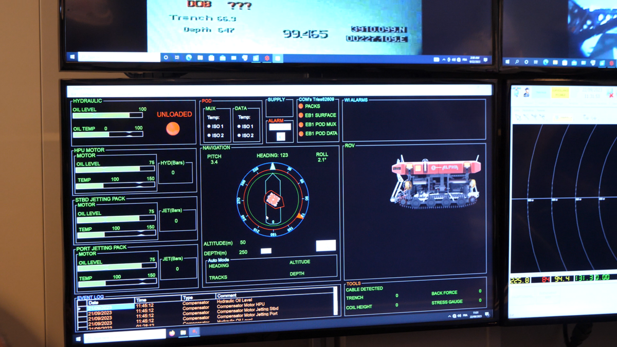 L'un des écrans de contrôle du ROV Alpha, à gauche ; et le flux vidéo issu de la caméra principale du robot à droite © Alexandre Boero pour Clubic