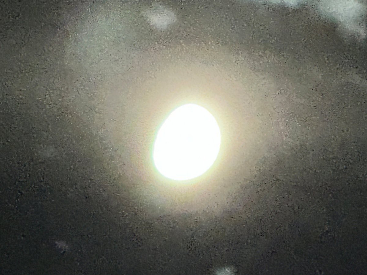 Tentative de cliché au zoom 25x sur la Lune.