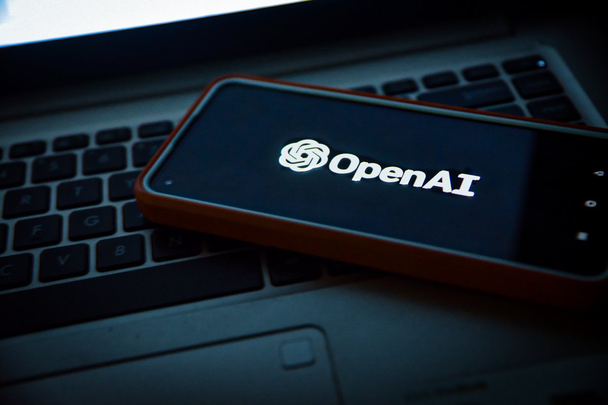 Le logo d'OpenAI affiché sur un smartphone © Levart_Photographer / Unsplash